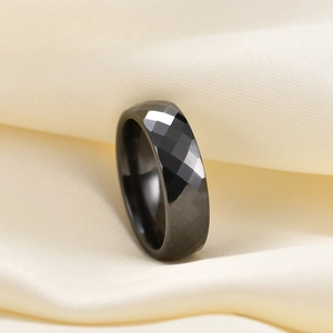 6mm zwarte gefacetteerde keramische ring met geometrische snit op zijden achtergrond