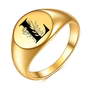 Detailansicht eines 18K Gold-Siegelrings mit polierter Gravur des floralen Buchstabens L