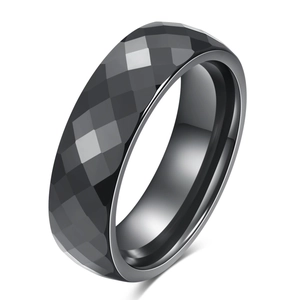 Minimalistische zwarte keramische ring met geometrische facetten en gepolijste afwerking
