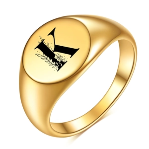 Detailansicht eines 18K Gold-Siegelrings mit Buchstabe K und Blumengravur