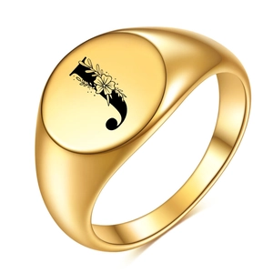 Makro-Detail eines 18K vergoldeten Siegelrings mit graviertem J und floralem Muster