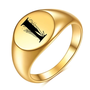 Makroansicht des 18K vergoldeten Siegelrings mit schwarzem Blumenbuchstaben L Design