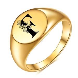 Detail eines 18K vergoldeten Siegelrings mit graviertem Buchstaben E und Blumenmotiv