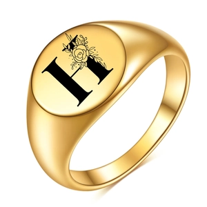 Detailansicht eines 18K vergoldeten Siegelrings mit floraler H-Gravur und Politur