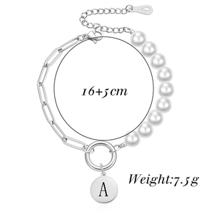 Detail van parel- en schakelarmband met gegraveerde letter A hanger en 18KGP merk