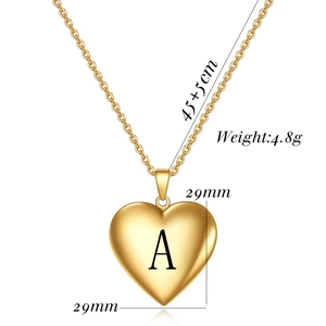 Dimensions détaillées du collier cœur en or 18 carats avec lettre A et chaîne de 45cm
