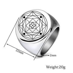 Détail macro d'une bague chevalière en acier de 22mm avec un motif mandala gravé au laser