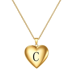 Collier avec pendentif cœur doré et lettre C gravée sur une fine chaîne maille forçat