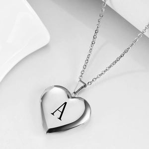 Macro detail van zilveren hartvormige locket ketting met letter A gravure en scharnier