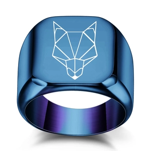 Anello sigillo in acciaio blu con testa di lupo geometrica incisa al laser