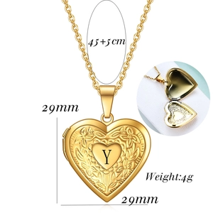 Macro-opname van gouden hart medaillon ketting met gravure en de letter Y