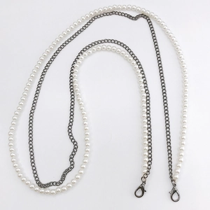 Chaîne de téléphone avec perles blanches et chaîne en métal gris foncé à mousquetons