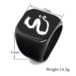 Dettaglio macro dell'anello sigillo quadrato in acciaio nero con incisione di drago
