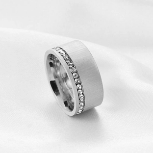Makro-Detail des 10mm breiten matt gebürsteten Silberrings mit einreihigem Kristallbesatz