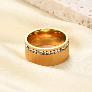 10mm breiter, 18K vergoldeter Edelstahlring mit einem vollen Kreis aus weißen Zirkonia