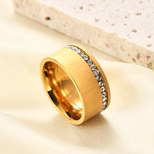 Detailansicht eines 10mm breiten goldfarbenen Rings mit Bürstenfinish und Zirkonia