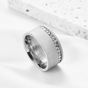 10mm breiter gebürsteter 18K Goldring mit einer Reihe funkelnder Zirkoniasteine