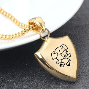Collana con ciondolo a scudo dorato con maiale zodiacale inciso al laser su catena