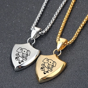 Collana con ciondolo a scudo triangolare con incisione a maialino in oro e argento