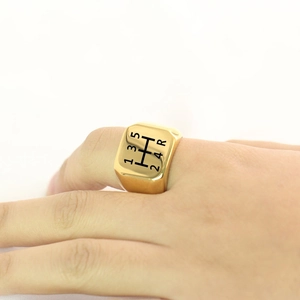 Anello a sigillo quadrato dorato con schema del cambio manuale inciso al laser