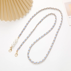 Lanière de téléphone en cuir bleu clair et chaîne dorée avec trois perles et fermoirs