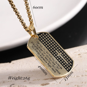Detalle del collar de placa militar dorada en acero con cruz y versículo grabado