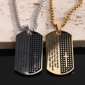 Detalle de collares de cruz en acero 304 con versículos bíblicos grabados y placas militares