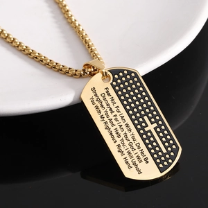 Primer plano de collar dog tag dorado de acero con cruz y versículo bíblico grabado