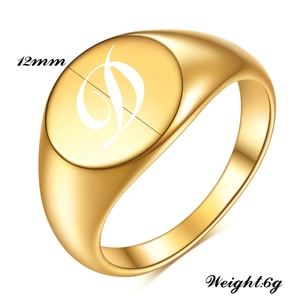 Λεπτομέρεια δαχτυλιδιού 12mm από χρυσό 18K με γυαλισμένη στρογγυλή όψη και το γράμμα D