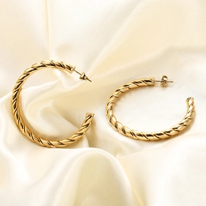 Orecchini a cerchio ritorti a C placcati oro 18K da 5mm su elegante raso bianco