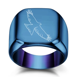 Macro-opname van de blauw-paarse adelaarsring met gedetailleerde lasergravure en gepolijst staal