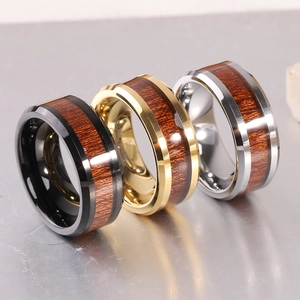 Dettaglio di anelli in tungsteno da 8mm con inserto in legno in nero, oro e argento