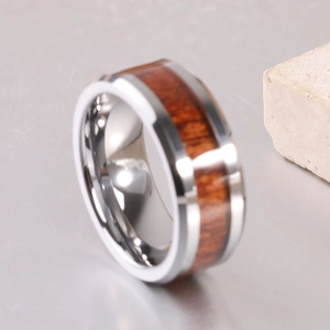 Dettaglio anello in acciaio 8 mm con intarsio in legno scuro e bordi lucidati