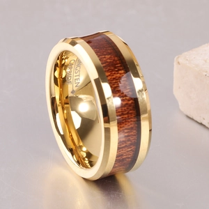 Vista macro dell'anello in carburo di tungsteno da 8mm con inserto in legno e oro 18K