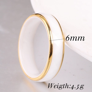 Detalle de anillo de cerámica blanca de 6mm con bordes dorados, peso de 4,5g