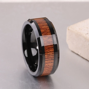Dettaglio dell'anello in acciaio da 8 mm con intarsio in legno e finitura nera lucida