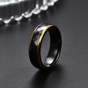 Detalle macro de anillo de cerámica negra facetada de 6mm con interior de oro pulido