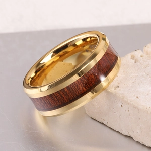 Dettaglio anello in acciaio dorato da 8 mm con intarsio in legno naturale e finitura lucida