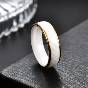 Anillo minimalista de 6mm en cerámica blanca facetada con bordes de acero dorado