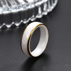 Macro de anillo de cerámica blanca con bordes dorados y detalles de corte de diamante