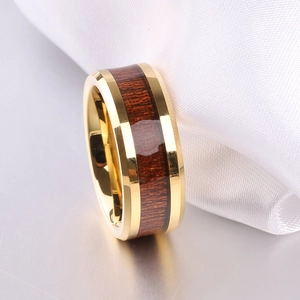 Dettaglio macro dell'anello in acciaio inossidabile dorato da 8mm con intarsio in legno