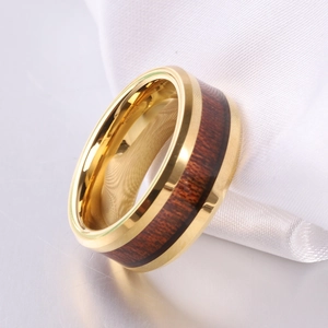 Vista macro di anello in carburo di tungsteno 8mm con intarsio in legno e oro 18K
