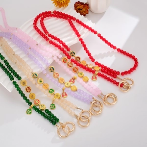 Traditionelle chinesische Perlenkette mit Kupfermünzen und Glücksbringern für Taschen