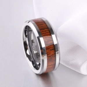Dettaglio macro dell'anello in carburo di tungsteno 8mm con intarsio in legno e incisione