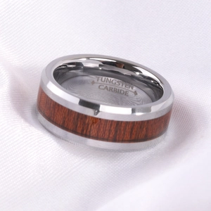 Dettaglio anello in tungsteno 8mm con inserto in legno e bordi in argento lucido