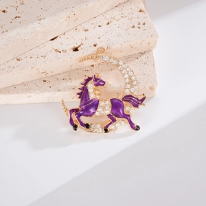 Détail macro d'un charme cheval et lune en alliage de zinc, émail violet et strass