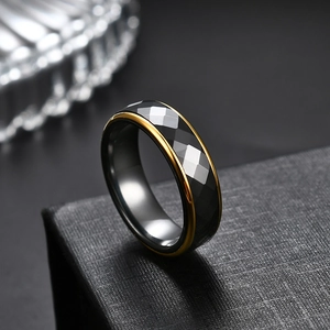 Anillo de cerámica negra facetada de 6 mm con bordes de acero dorado para hombre y mujer