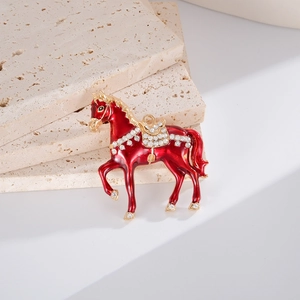 Vue détaillée de l'accessoire cheval sautant en émail rouge avec strass brillants