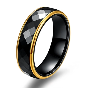 Anillo de cerámica negra facetada de 6mm con bordes de acero inoxidable dorado fino