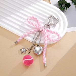 Porte-clés avec nœud tissé rose et blanc, pendentifs étoile et cœur sur plateau blanc